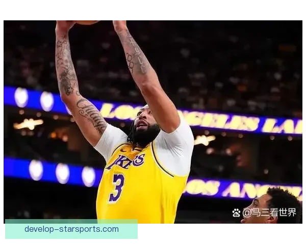 勇士队力克湖人队获季前赛首胜 库里状态火热表现引关注